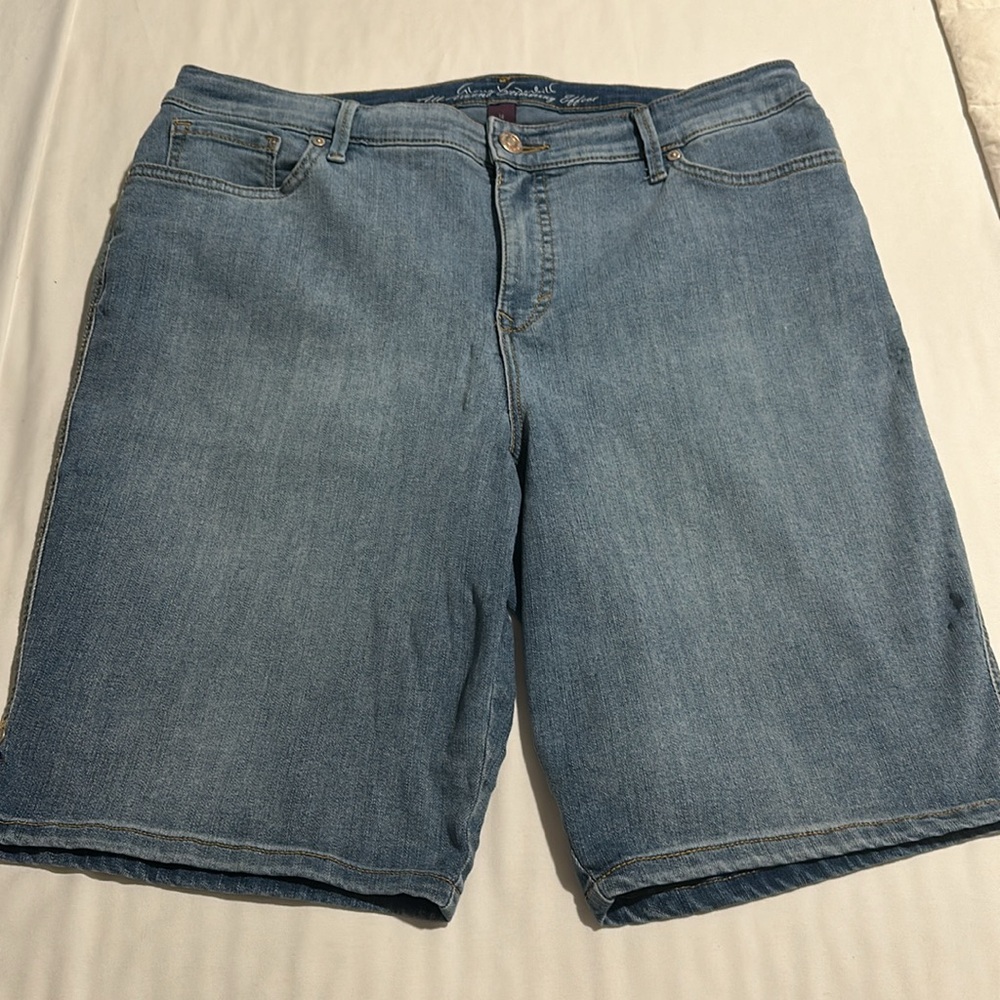 Gloria Vanderbilt All Around Sliming Effect Missy Bermuda Denim Pants.